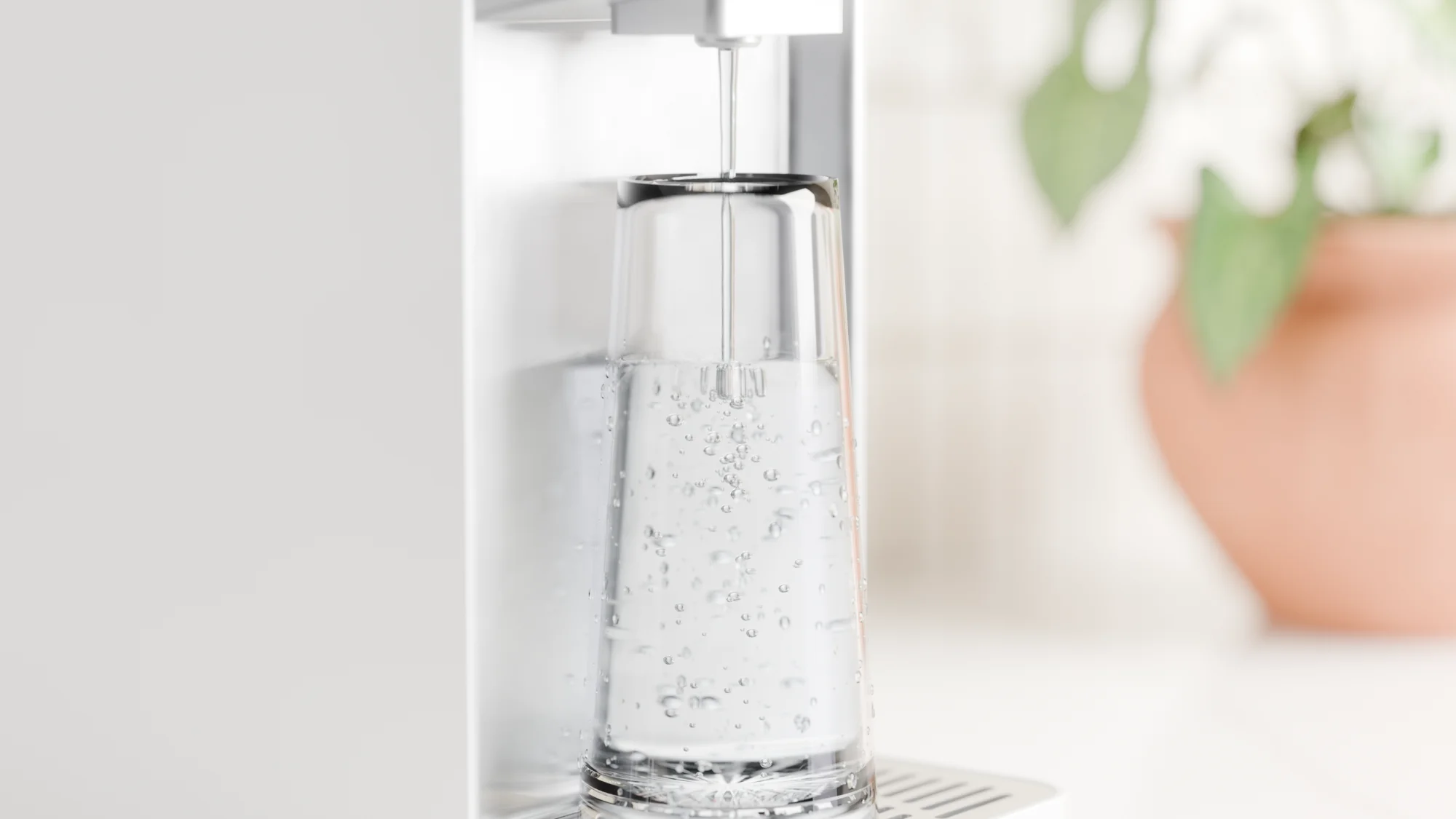 boostech Umkehrosmoseanlage weiß-silber – Wasserausgabe